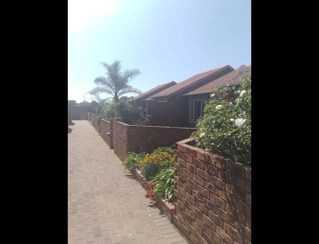 3 BEDROOM TOWNHOUSE FOR SALE IN DALPARK EXT 1